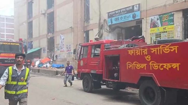 গুলিস্তানের সুন্দরবন স্কয়ার মার্কেটের আগুন নিয়ন্ত্রণে গুলিস্তানের সুন্দরবন স্কয়ার মার্কেটের আগুন নিয়ন্ত্রণে