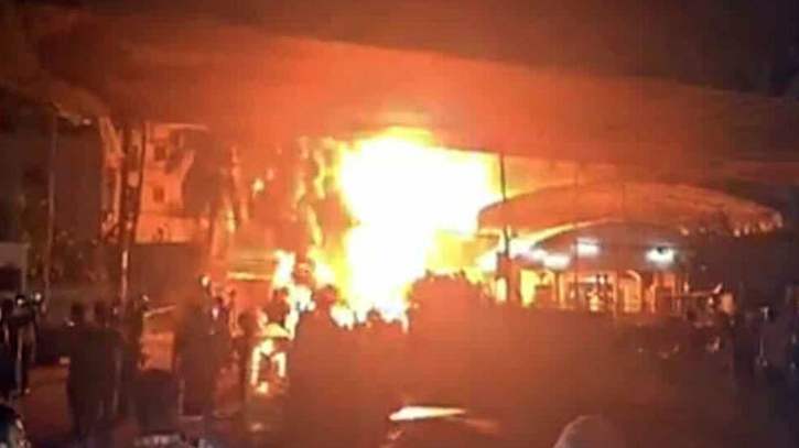 মহাখালীতে পেট্রোল পাম্পে আগুন