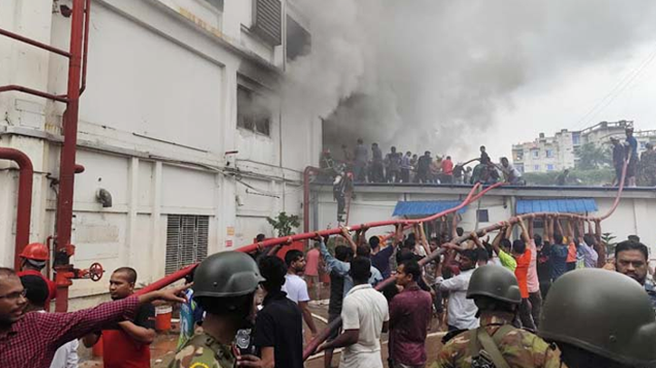 আশুলিয়ায় পোশাক কারখানায় আগুন, নিয়ন্ত্রণে ৯ ইউনিট