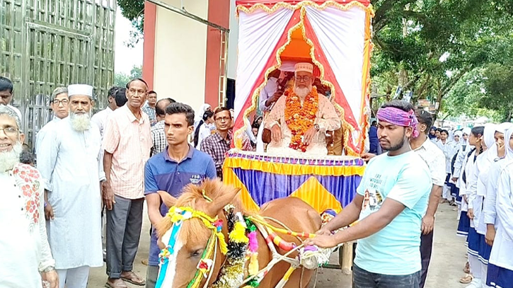 কুড়িগ্রামে ঘোড়ার গাড়িতে শিক্ষককে রাজকীয় বিদায় দিলেন সহকর্মী ও শিক্ষার্থীরা