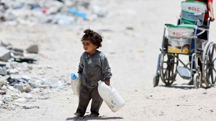 গাজায় পানি আনতে গিয়ে ইসরায়েলি হামলায় ৬ শিশুসহ নিহত ১০