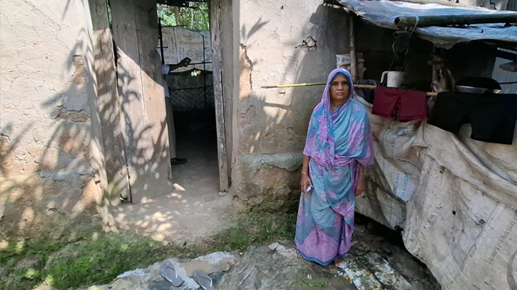 জরাজীর্ণ ঘরে বিধবা ফিরোজা বেগমের মানবেতর জীবন জরাজীর্ণ ঘরে বিধবা ফিরোজা বেগমের মানবেতর জীবন