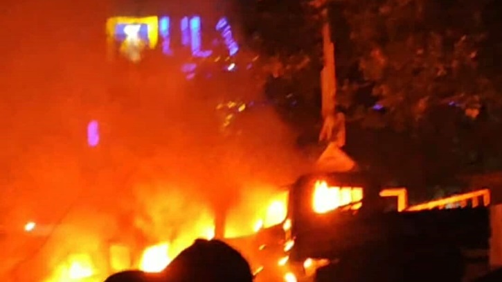 মধ্যরাতে মোহাম্মদপুরে গ্যারেজে আগুন, সিলিন্ডার বিস্ফোরণ