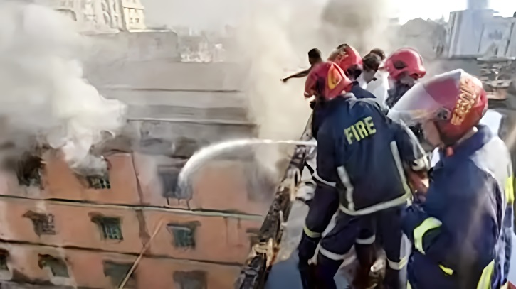 চট্টগ্রামে কম্বলের গুদামে ভয়াবহ আগুন, নিয়ন্ত্রণে ৭ ইউনিট