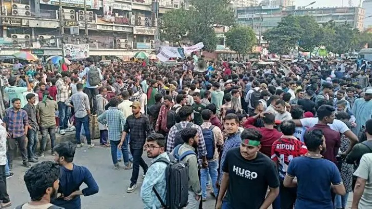 অধ্যাদেশ জারির দাবিতে সাত কলেজের শিক্ষার্থীদের সড়ক অবরোধ