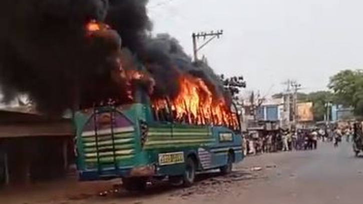 যশোরে সড়ক দুর্ঘটনায় বাবা-মেয়ে নিহত, বাসে আগুন যশোরে সড়ক দুর্ঘটনায় বাবা-মেয়ে নিহত, বাসে আগুন