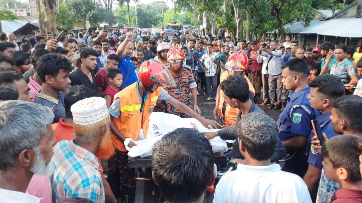 ঈদের কেনাকাটা শেষে ট্রাকচাপায় ৩ জন নিহত ঈদের কেনাকাটা শেষে ট্রাকচাপায় ৩ জন নিহত
