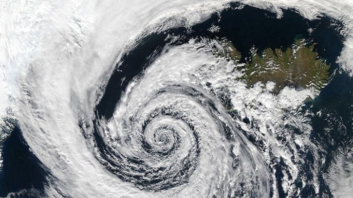 ধেয়ে আসছে শক্তিশালী ঘূর্ণিঝড়