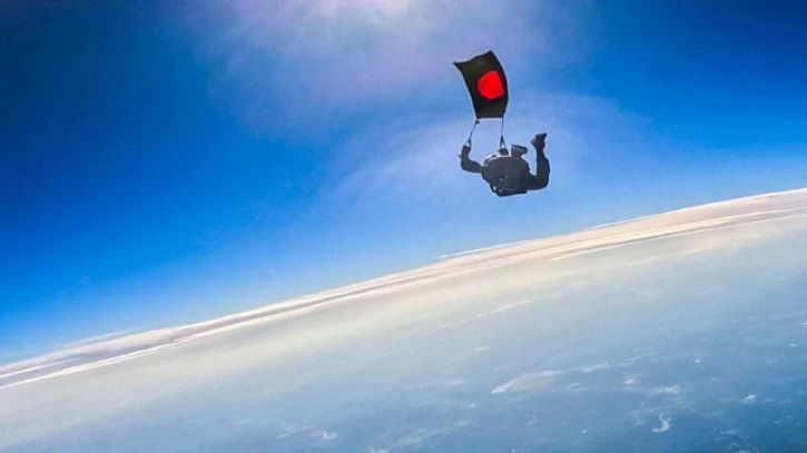 বিজয় দিবসে ৫৪ পতাকা হাতে প্যারাস্যুটিং