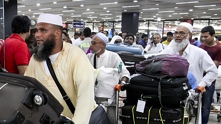 ফিরতি ফ্লাইটে দেশে ফিরলেন ৬৬ হাজার হাজি