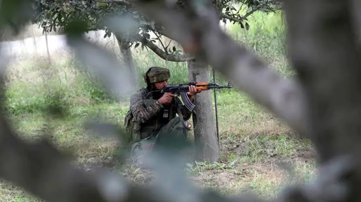 কাশ্মীরে সন্ত্রাসীদের সঙ্গে নিরাপত্তা বাহিনীর ‘বন্দুকযুদ্ধ’ 