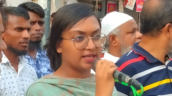 মেহেদির রঙে বিপ্লবের আগুন: রাজপথে লামিয়া মেহেদির রঙে বিপ্লবের আগুন: রাজপথে লামিয়া
