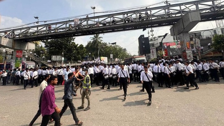 শিক্ষার্থীদের বিক্ষোভে অবরুদ্ধ সায়েন্স ল্যাব, তীব্র ভোগান্তি শিক্ষার্থীদের বিক্ষোভে অবরুদ্ধ সায়েন্স ল্যাব, তীব্র ভোগান্তি