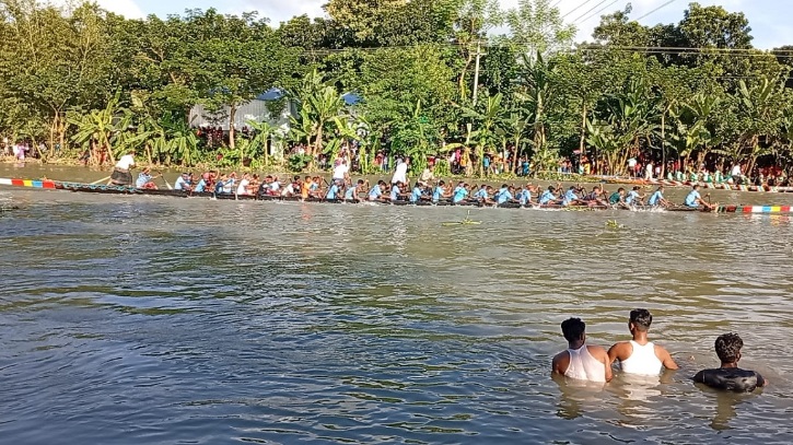 ঐতিহ্যবাহী তেলজুড়ী নৌকাবাইচ মেলায় লাখো মানুষের ঢল