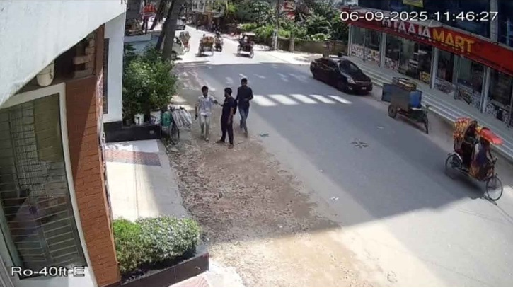 মোহাম্মদপুরে প্রকাশ্যে অস্ত্র ঠেকিয়ে ছিনতাই, গ্রেফতার ৪ মোহাম্মদপুরে প্রকাশ্যে অস্ত্র ঠেকিয়ে ছিনতাই, গ্রেফতার ৪
