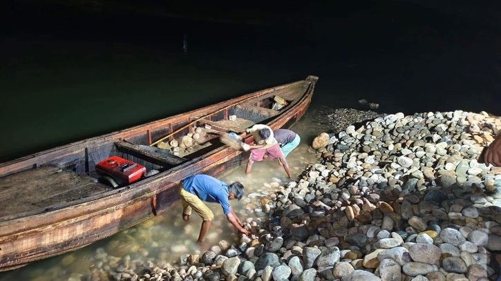 উদ্ধার ১২ হাজার ঘনফুট সাদা পাথর নদীতে ফেরত