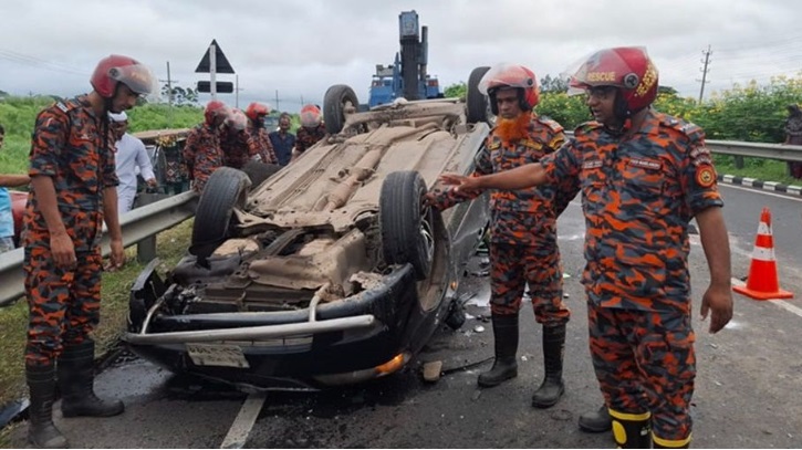 প্রাইভেটকার উল্টে ঢাকা–মাওয়া এক্সপ্রেসওয়েতে নিহত ৩