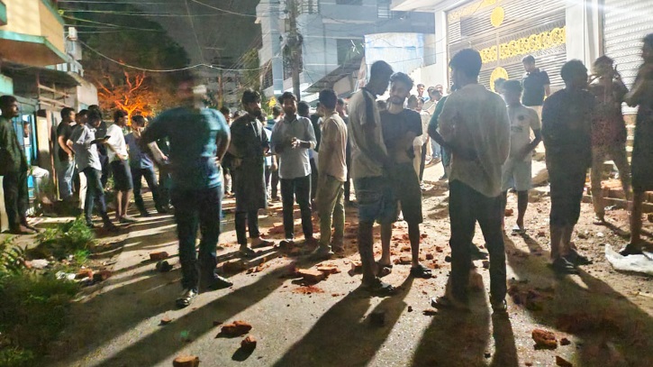 মসজিদের মাইকে ঘোষণা দিয়ে চবি শিক্ষার্থীদের ওপর হামলা মসজিদের মাইকে ঘোষণা দিয়ে চবি শিক্ষার্থীদের ওপর হামলা