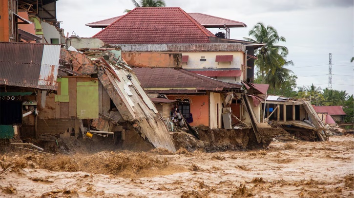 ইন্দোনেশিয়ায় বন্যা-ভূমিধস: মৃত ৯১৬, নিখোঁজ ২৭৪