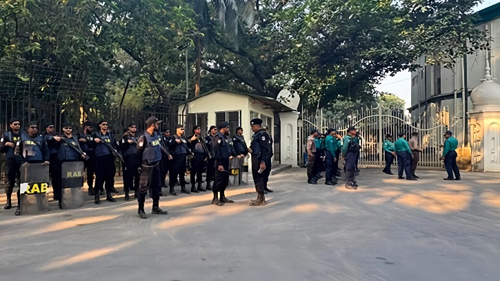 কড়া নিরাপত্তায় ১৩ সামরিক কর্মকর্তাদের ট্রাইব্যুনাল হাজির