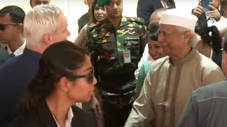 বিভিন্ন শ্রেণিপেশার মানুষের সঙ্গে প্রধান উপদেষ্টার ঈদ শুভেচ্ছা বিনিময়