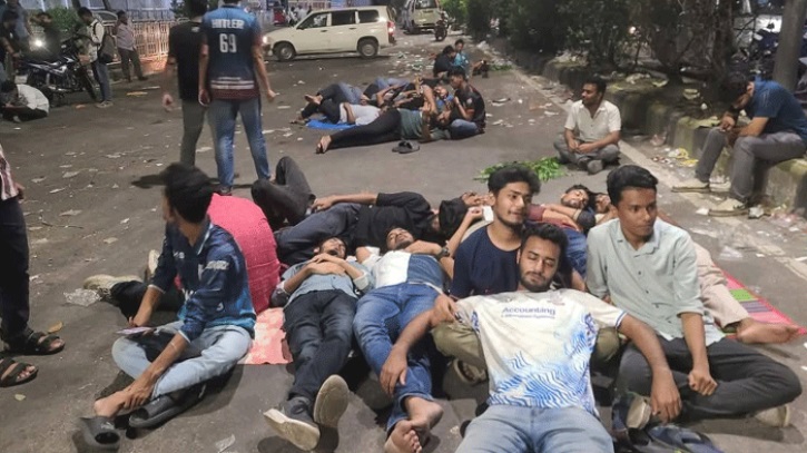 অনড় অবস্থানে জবি শিক্ষার্থীরা