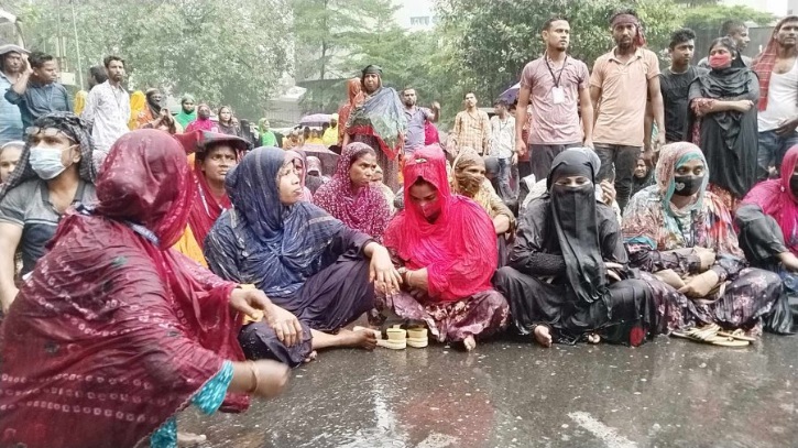 বৃষ্টিতে ভিজে বেতন ও ঈদ বোনাসের দাবিতে অনড় শ্রমিকরা