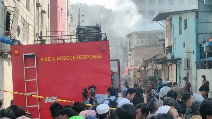 মিরপুরের আগুনে ছড়াচ্ছে ক্লোরিন গ্যাস, বাড়ছে স্বাস্থ্যঝুঁকি