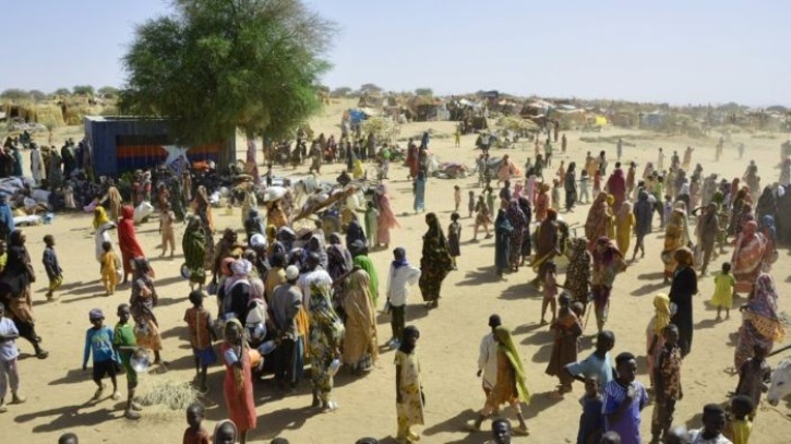 সুদানে ‘গণহত্যা’, বাঁচার আশায় মাইলের পর মাইল হাঁটছে মানুষ সুদানে ‘গণহত্যা’, বাঁচার আশায় মাইলের পর মাইল হাঁটছে মানুষ