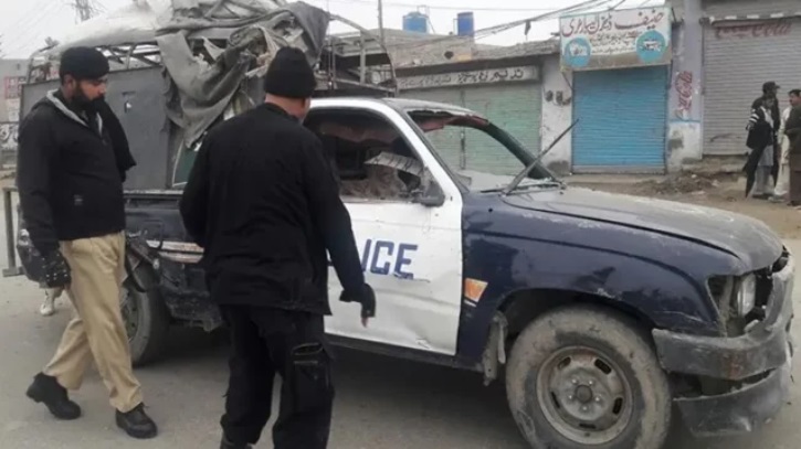 পাকিস্তানে পুলিশের গাড়িতে আইইডি বিস্ফোরণ, ৩ পুলিশ নিহত