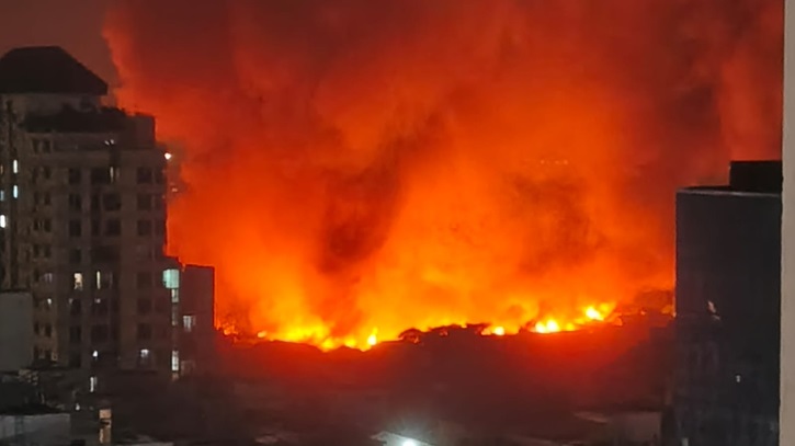 কড়াইল বস্তিতে ভয়াবহ আগুন, নিয়ন্ত্রণে ১১ ইউনিট