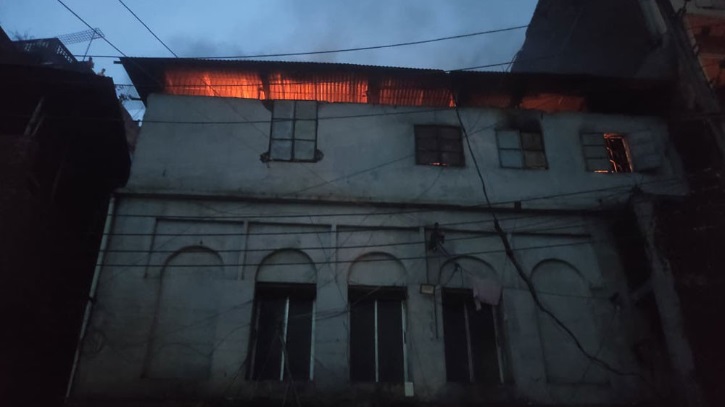 চকবাজারে আবাসিক ভবনে আগুন, নিয়ন্ত্রণে ৭ ইউনিট