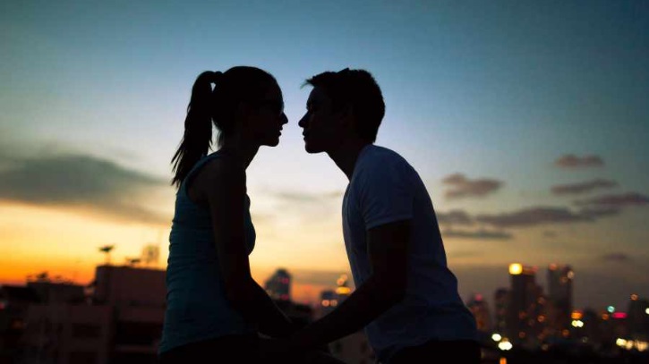 চুমু দিবসে মধুর হোক চুম্বনের ভাষা চুমু দিবসে মধুর হোক চুম্বনের ভাষা