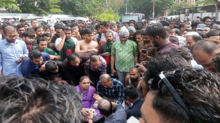 যমুনায় উপাচার্য, রাস্তায় জবি শিক্ষার্থীরা