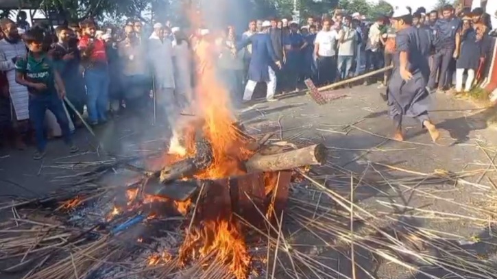 রাজবাড়ীতে কবর থেকে নুরাল পাগলের মরদেহ তুলে আগুন 