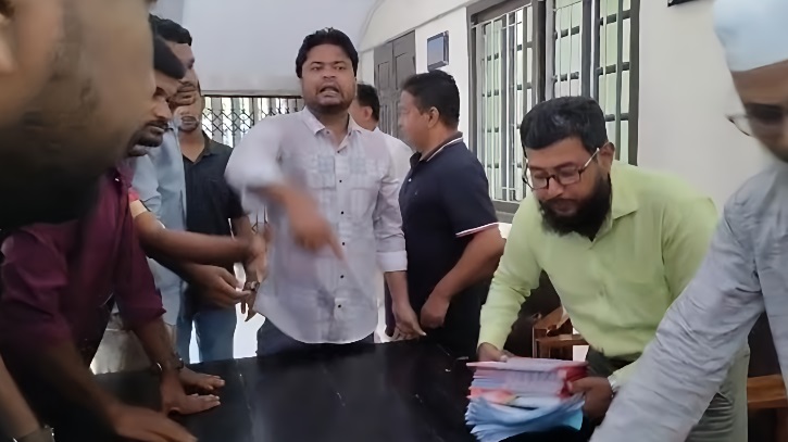 মনোনয়ন ফরম বিতরণে বাধা, রাকসু কার্যালয়ে ভাঙচুর