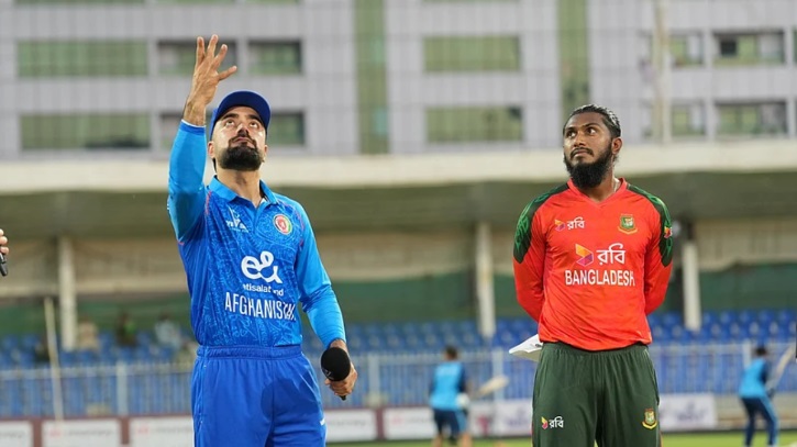 শারজাহতে ইতিহাস গড়ার পথে বাংলাদেশ, একাদশে দুই বদল