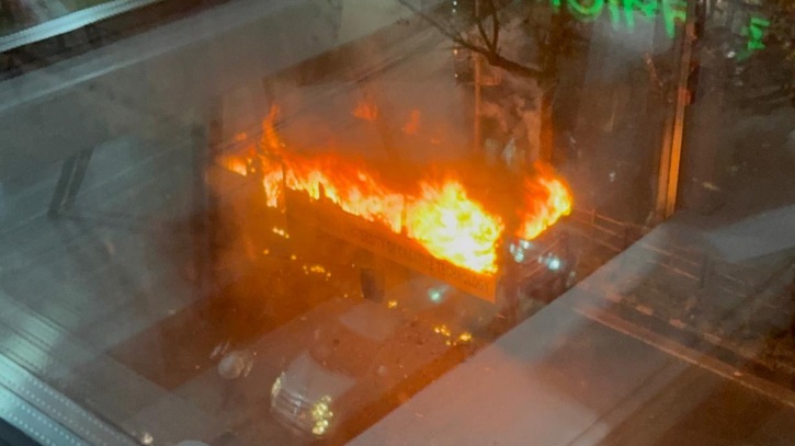 ধানমন্ডিতে ল্যাবএইডের সামনে বিশ্ববিদ্যালয়ের বাসে আগুন