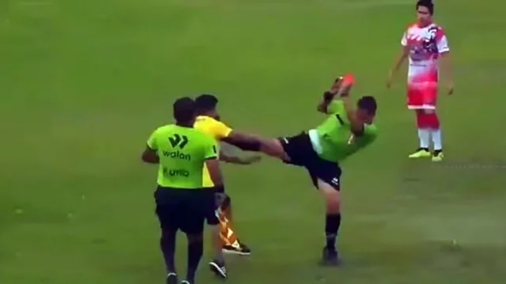 রেফারিকে মারতে গিয়ে কারাতে লাথি খেলেন কোচ