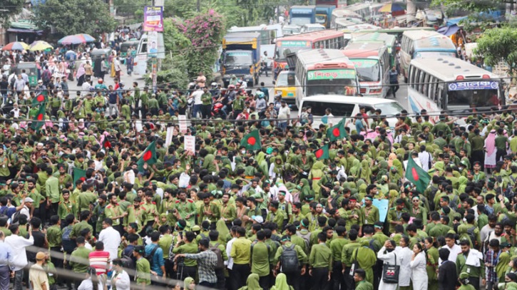 শাহবাগে নার্সিং শিক্ষার্থীদের অবরোধ, দুর্ভোগে নগরবাসী