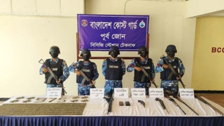 টেকনাফে রাইফেল-পিস্তল উদ্ধার