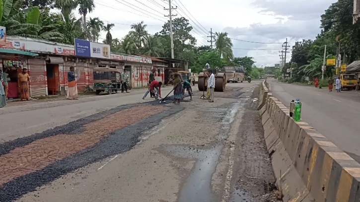 খুলনা-সাতক্ষীরা জরাজীর্ণ সড়ক সংস্কারের নামে অর্থ অপচয়