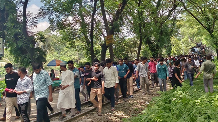 ৩ দাবিতে বাকৃবি শিক্ষার্থীদের রেলপথ অবরোধ