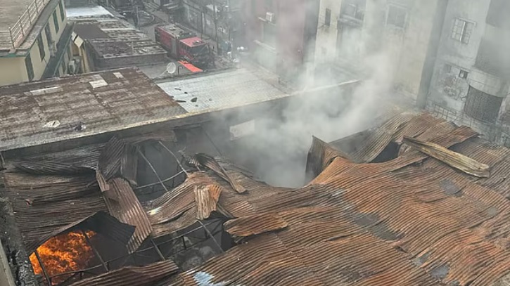 মিরপুরে অগ্নিকাণ্ডে নিহতের সংখ্যা বেড়ে ১৬