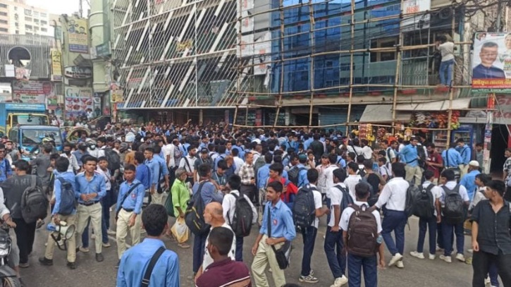 ফার্মগেটে শিক্ষার্থীদের সড়ক অবরোধ