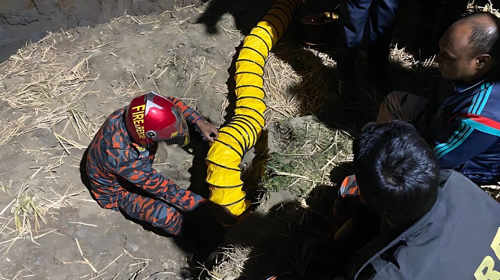 রাজশাহীতে নলকূপে আটকা দুই বছরের শিশু, উদ্ধার অভিযান তৎপর