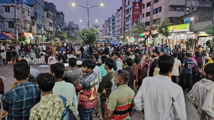 রামিসা হত্যার ঘটনায় কালশীতে বিক্ষোভ, যান চলাচল বন্ধ রামিসা হত্যার ঘটনায় কালশীতে বিক্ষোভ, যান চলাচল বন্ধ