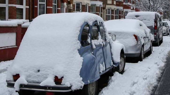 তুষারঝড়ে বিপর্যস্ত যুক্তরাজ্য, শত শত স্কুল বন্ধ