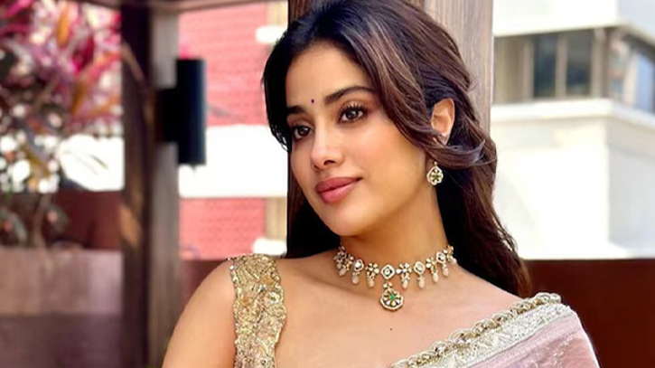 প্রেমিকের নাম লেখা পোশাকে ভাইরাল জাহ্নবী কাপুর প্রেমিকের নাম লেখা পোশাকে ভাইরাল জাহ্নবী কাপুর