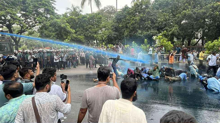 প্রেস ক্লাবে আন্দোলনকারীদের লক্ষ্য করে সাউন্ড গ্রেনেড নিক্ষেপ প্রেস ক্লাবে আন্দোলনকারীদের লক্ষ্য করে সাউন্ড গ্রেনেড নিক্ষেপ